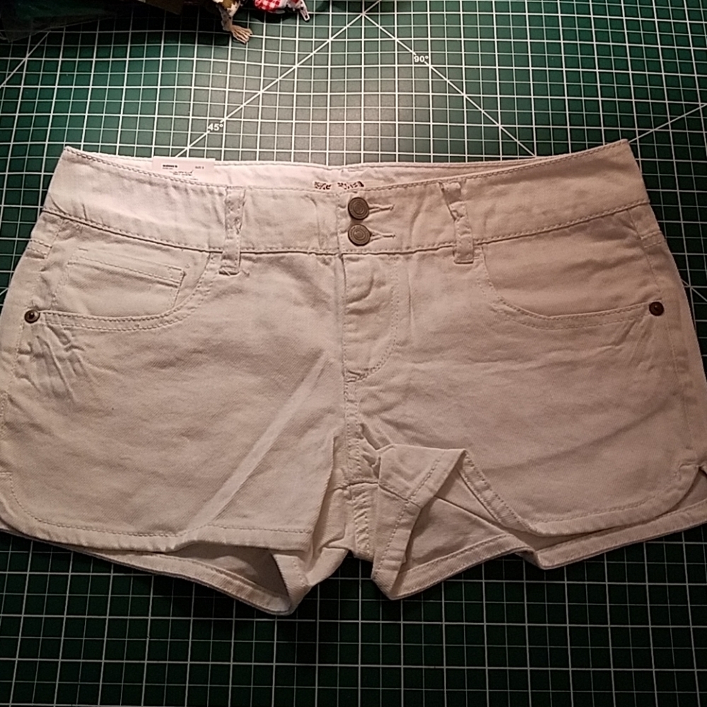 SO New White 2.5 Inseam Dolphin Hem Shorts